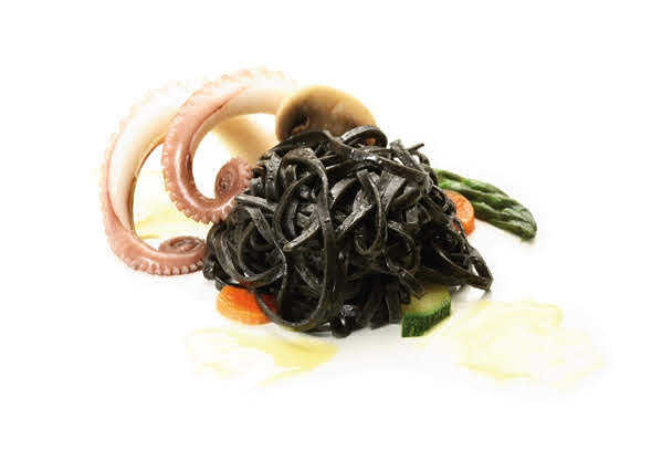tagliolini-al-nero-di-seppia-con-carbonara-vegetariana-e-moscardini